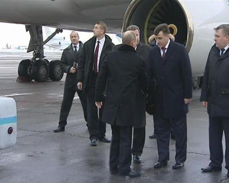Russian President Putin was greeted in Volgograd by region and city officials.