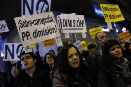 Demonstrators outside the ruling People's Party headquarters in Madrid on February 4, 2013. (Photo: Reuters)