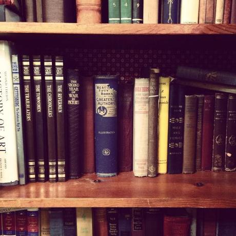NookAndSea-Weekend-Recap-Instagram-Antiques-Store-Old-Books-Shelf-Reading-Vintage