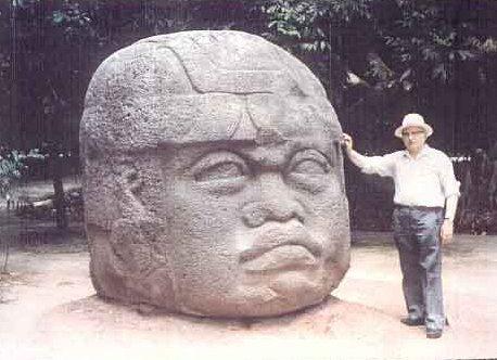 sitchin-olmec Zechariah Stitchin and an Olmec Head