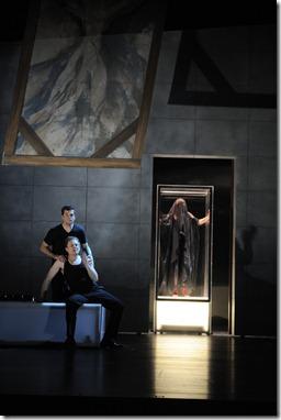 Lee Gregory, Ryan MacPherson and Suzan Hanson star in Chicago Opera Theater's Review: The Fall of the House of Usher (Chicago Opera Theater)
