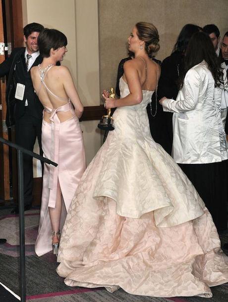 Jennifer Larence and Anne Hathaway anne-hathaway-jennifer-lawrence, anne hathaway necklace oscars, jennifer lawrence oscars