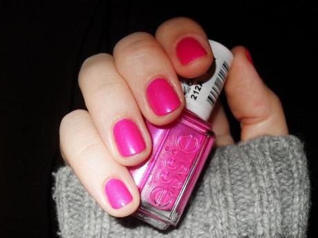 NOTD: ESSIE TOUR DE FINANCE #212A REVIEW AND SWATCHES