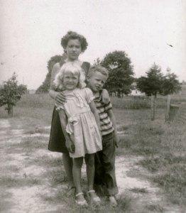 Five for Friday: Alana Stewart Alana (front) with distant cousins. (From RearviewMirror.com)