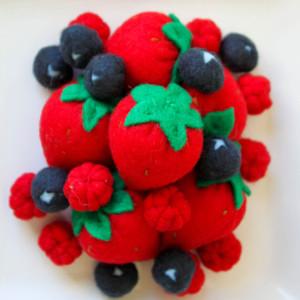 Child’s Play Food Made of Felt Bees-Felt-Market-Heidi-Marie-yatzer-3