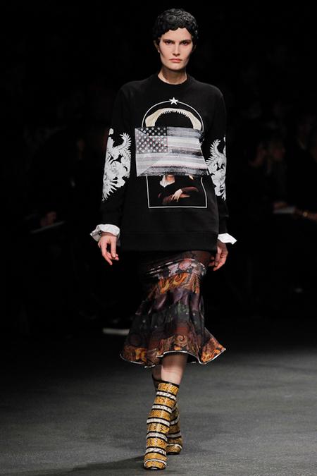 Givenchy Fall 2013 Ready to Wear | Paris Fashion Week
View...