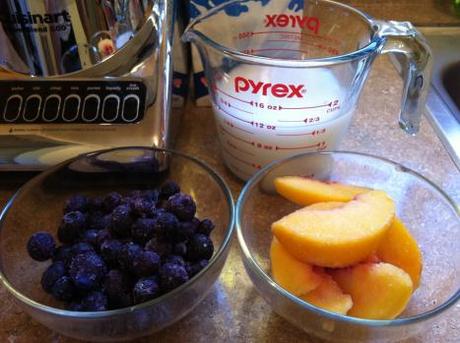 Juicing 101: Behind the Scenes Blueberry Peach Juice becauseitsgoodforyou.com