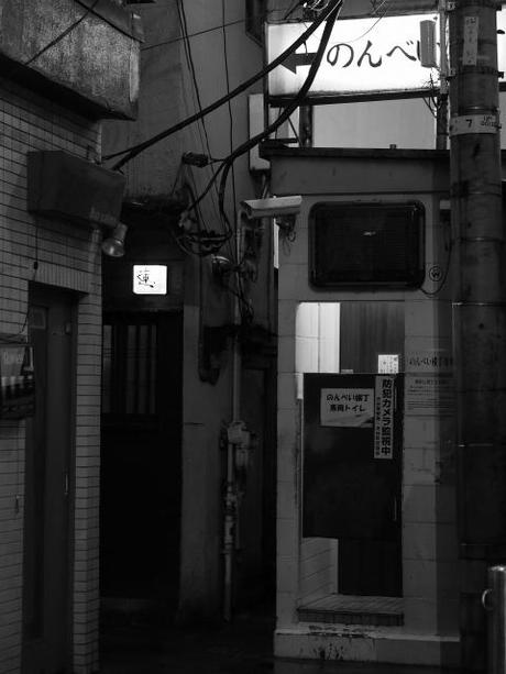 P20602951 渋谷に残る狭小なディープな横丁，のんべえ横丁 / Nonbei Yokochoh,nostalgic back alley,in Shibuya