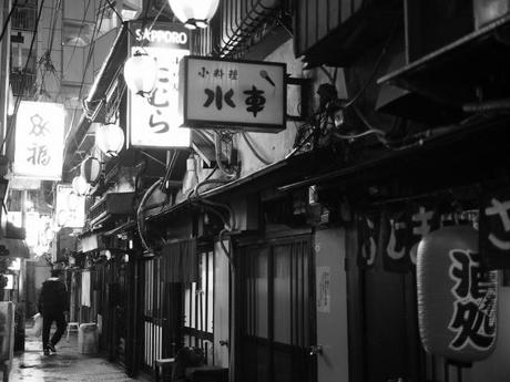 P20602571 渋谷に残る狭小なディープな横丁，のんべえ横丁 / Nonbei Yokochoh,nostalgic back alley,in Shibuya