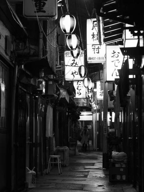 P20602881 渋谷に残る狭小なディープな横丁，のんべえ横丁 / Nonbei Yokochoh,nostalgic back alley,in Shibuya