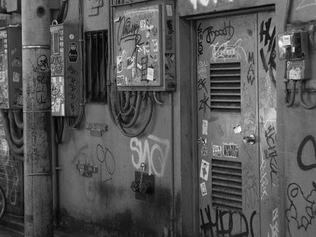 P20602961 渋谷に残る狭小なディープな横丁，のんべえ横丁 / Nonbei Yokochoh,nostalgic back alley,in Shibuya