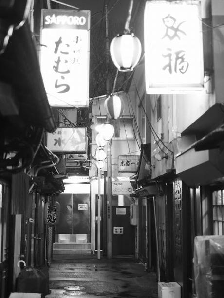 P20602451 渋谷に残る狭小なディープな横丁，のんべえ横丁 / Nonbei Yokochoh,nostalgic back alley,in Shibuya