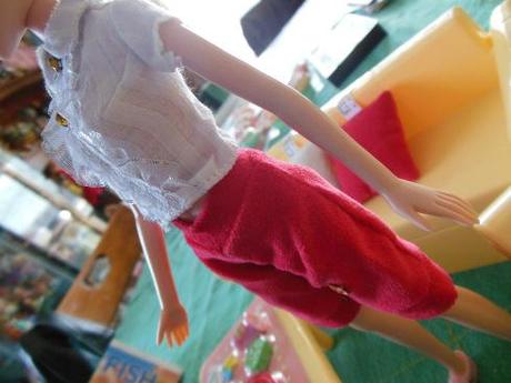 Dolly Review: Kurhn Doll with Living Room Set A closer look at her pants and top