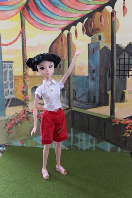 Dolly Review: Kurhn Doll with Living Room Set Kurhn without her pink jacket
