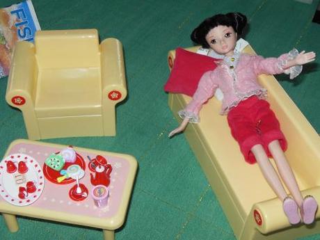 Dolly Review: Kurhn Doll with Living Room Set Kurhn with furniture