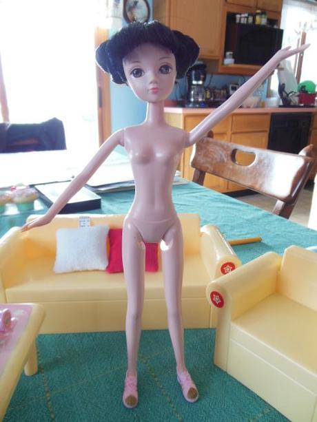 Dolly Review: Kurhn Doll with Living Room Set Kuhrn's Body