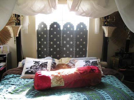 Renter's canopy bed