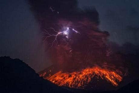 Volcanic Lightning Photographed by Martin Rietze volcano-2