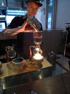 Until today we continue to do it, even in the most elegant and demanding coffee temples - like at the Siphon Bar of the Blue Bottle Coffee in Chelsea, New York, New York. (15th Street)