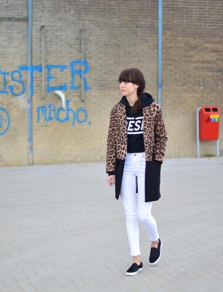 outfit black white leopard white jeans