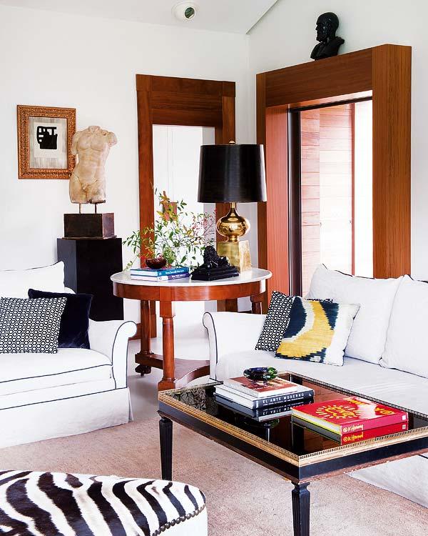 Codo a Codo Arquitectura Madrid remodel living room white black gold zebra ottoman modern classic