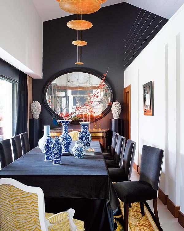 Codo a Codo Arquitectura Madrid remodel dining room black blue white Chinese vases yellow zebra chair modern classic