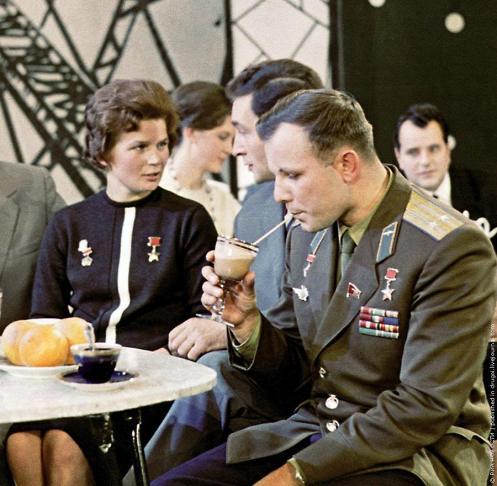 Gagarin with fellow kosmonat Valentina Tereshkova)