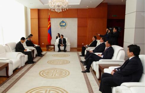 Hong Gyu and a DPRK diplomat (L) meet with Mongolian President Tsakhiagiin Elbegdorj (C) and  Mongolian government officials in Ulan Bator on 16 April 2013 (Photo: Info Mongolia/Government of Mongolia)