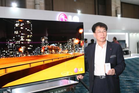 Mr. Soon Kwon, MD, LG India with LG OLED TV + pocket  photo printer