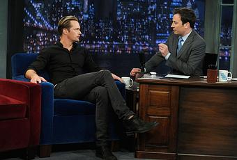 Photos Alexander Skarsg Rd On Late Night With Jimmy Fallon Paperblog