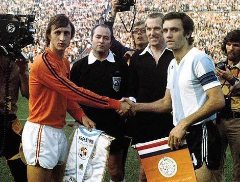 Johan Cruyff and Roberto Perfumo before the match between Netherlands and Argentina during the 1974 FIFA World Cup. Original author unknown.