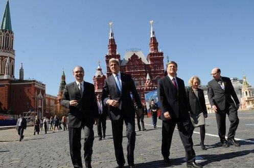 Secretary Kerry strolls on Red Square.