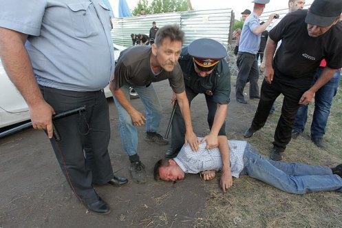 Voronezh evironmentalists clash with police and mining security (photo: Rain TV)
