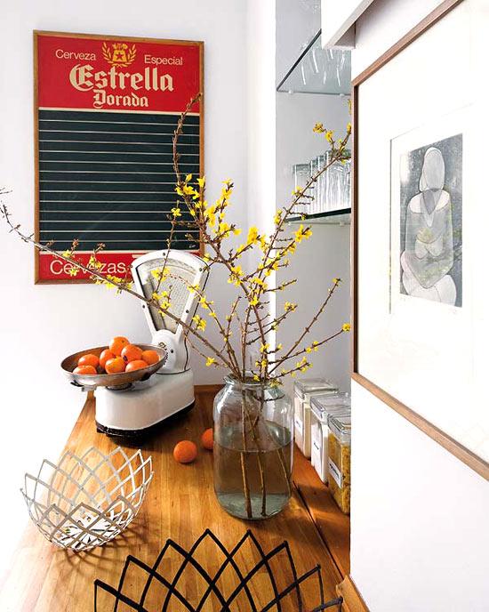 BETWEEN BOHEMIAN AND CHIC BETWEEN BOHEMIAN AND CHIC