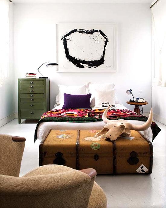 BETWEEN BOHEMIAN AND CHIC BETWEEN BOHEMIAN AND CHIC