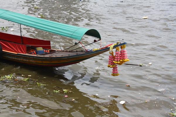Playing tourist in Bangkok colourful rainbow boats bangkok