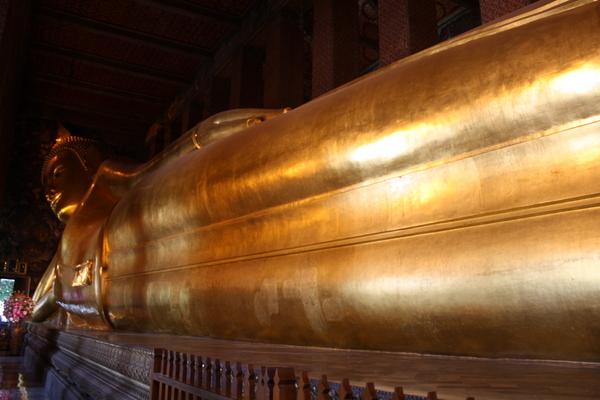 Playing tourist in Bangkok wat pho reclining buddha giant gold statue