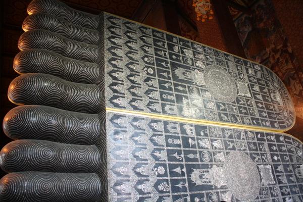 Playing tourist in Bangkok wat pho reclining buddha giant gold statue