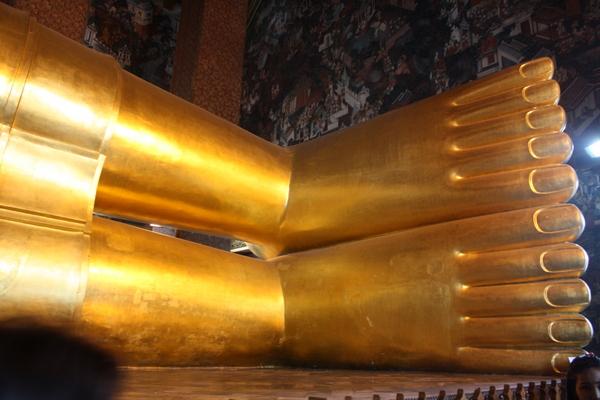Playing tourist in Bangkok wat pho reclining buddha giant gold statue