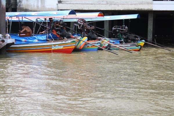 Playing tourist in Bangkok colourful rainbow boats bangkok