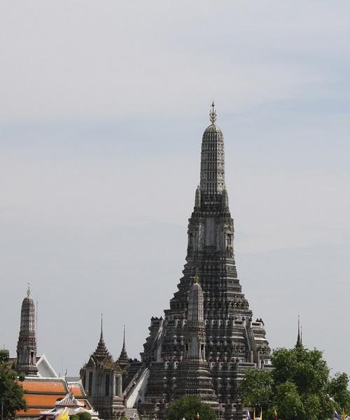 Playing tourist in Bangkok temple of dawn wat arun bangkok