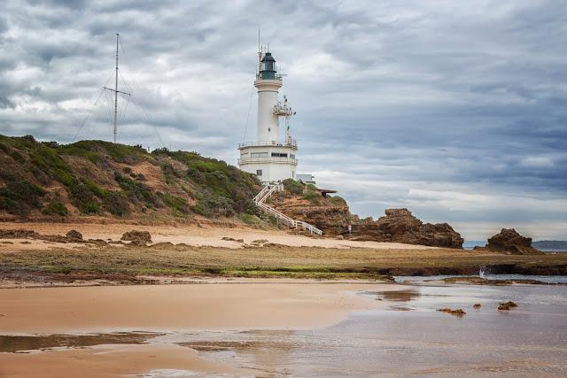 point lonsdale lighthouse at low tide