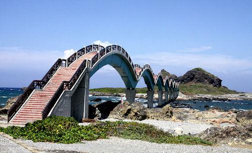 Sansiantai: Dragon Bridge To The Island Of The Three Immortals