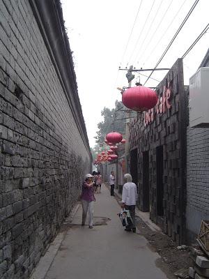 Beijing's Shichahai (什剎海) Lake Tour Series: Pipe Byway (煙袋斜街)