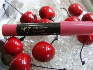 No7 Lip Crayon in Delicate Pink