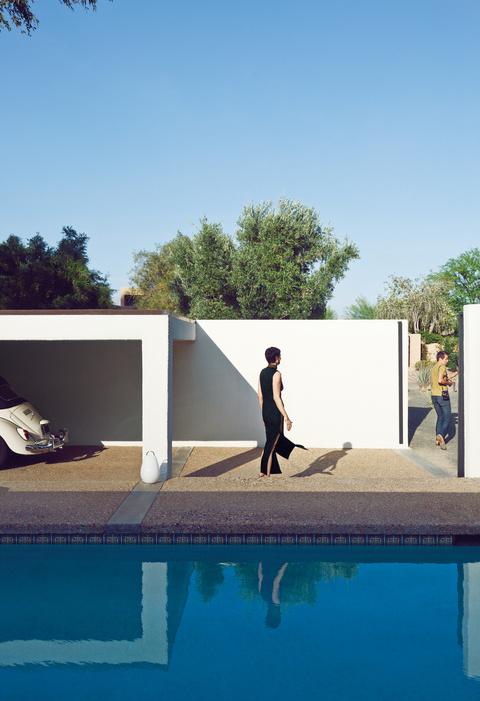 Photographer Q&A;: JUCO Modern outdoor swimming pool-courtyard with carport
