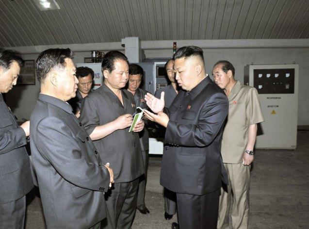 Kim Jong Un gives instructions during his visit to the 18 January General Machine Plant (Photo: Rodong Sinmun).