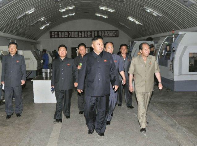 Kim Jong Un tours a section of the 18 January General Machinery Plant (Photo: Rodong Sinmun).