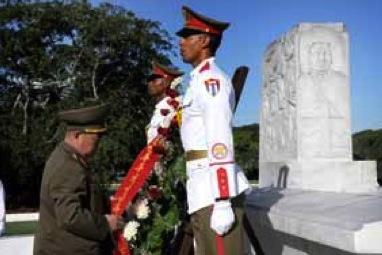 Chief of the KPA General Staff, Gen. Kim Kyok Sik (L), places a wreath at the grave of Cuban independence hero Antonio Maceo in Havana on 28 June 2013 