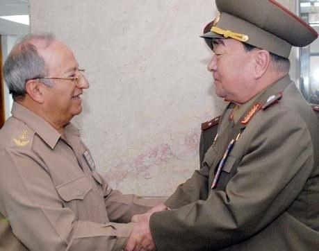 Gen. Kim Kyok Sik (R) greets Gen.  Leopoldo Cintra Frías, Minister of the Revolutionary Armed Forces in Havana on 30 June 2013 (Photo: FAR/PRLNA).